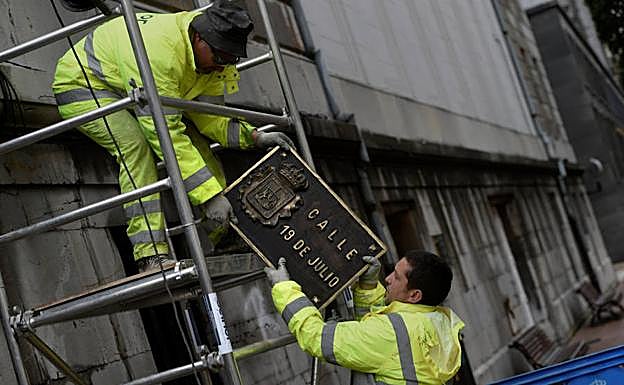 Retirada de una de las placas viarias con referencia franquista.
