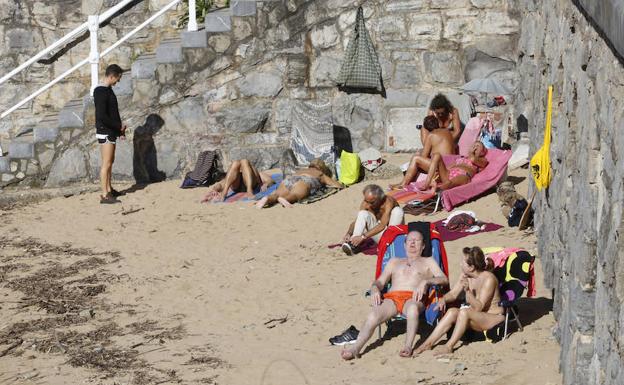 La playa de San Lorenzo de Gijón invita estos días a disfrutar del sol. 