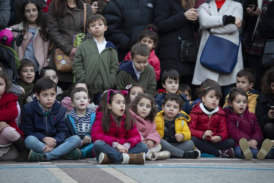 Se alzó el telón. La nueva edición de la Feria Europea de Artes Escénicas para Niños y Niñas (Feten) ha comenzado en las calles de Gijón. La 'preferia' (la inauguración oficial tendrá lugar este domingo, 17 de febrero) ha congregado a centenares de niños y adultos en distintos puntos de la ciudad para disfrutar de bailarines, acróbatas y espectáculos llenos de magia. 