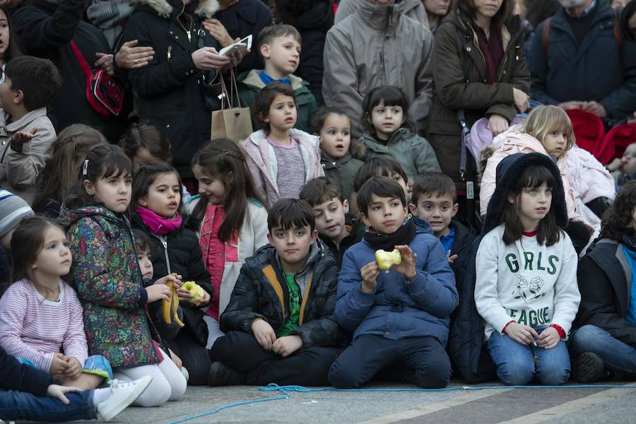 Se alzó el telón. La nueva edición de la Feria Europea de Artes Escénicas para Niños y Niñas (Feten) ha comenzado en las calles de Gijón. La 'preferia' (la inauguración oficial tendrá lugar este domingo, 17 de febrero) ha congregado a centenares de niños y adultos en distintos puntos de la ciudad para disfrutar de bailarines, acróbatas y espectáculos llenos de magia. 