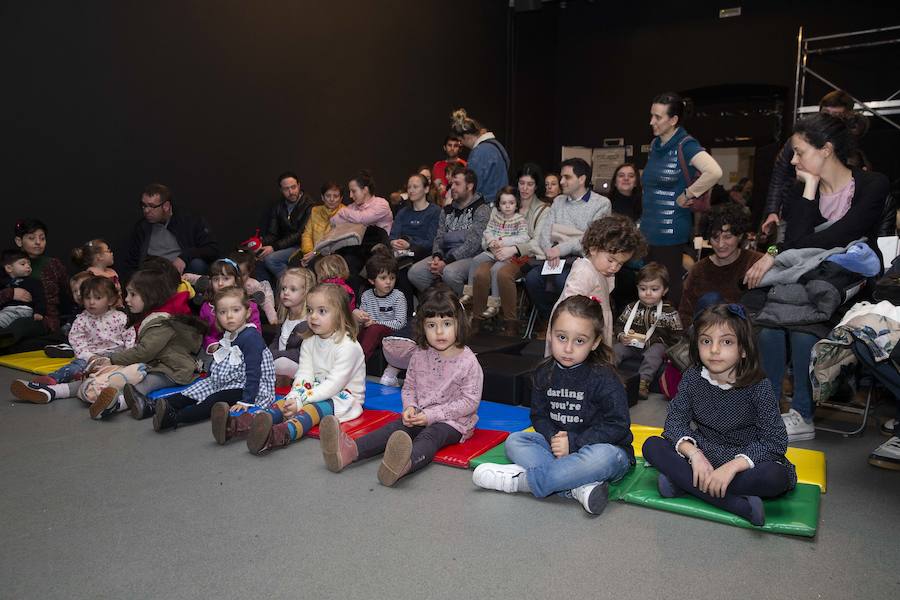 Se alzó el telón. La nueva edición de la Feria Europea de Artes Escénicas para Niños y Niñas (Feten) ha comenzado en las calles de Gijón. La 'preferia' (la inauguración oficial tendrá lugar este domingo, 17 de febrero) ha congregado a centenares de niños y adultos en distintos puntos de la ciudad para disfrutar de bailarines, acróbatas y espectáculos llenos de magia. 