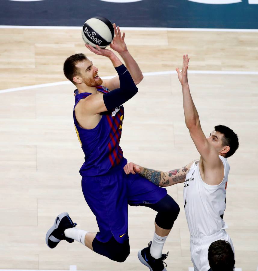 Disfruta de las mejores imágenes de la final de la Copa del Rey de baloncesto entre el BArcelona y el Real MaAdrid. 