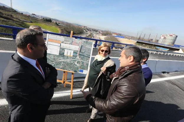 El consejero Fernando Lastra y la alcaldesa, Mariví Monteserín, visitaron ayer las obras de los enlaces al parque empresarial. 