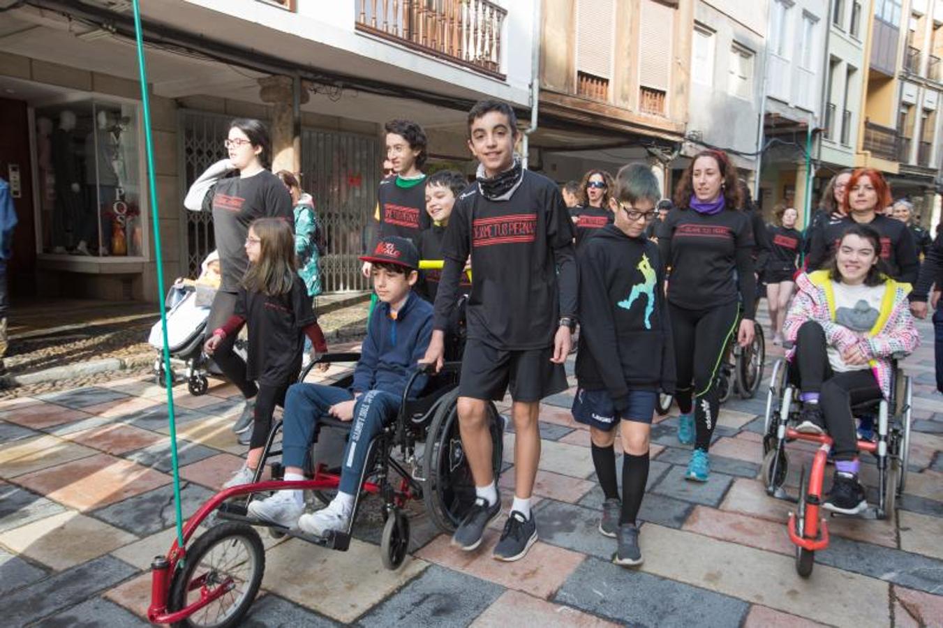 En Avilés, cientos de personas de todas las edades se han sumado a la carrera contra el cáncer de la Asociación Galbán.