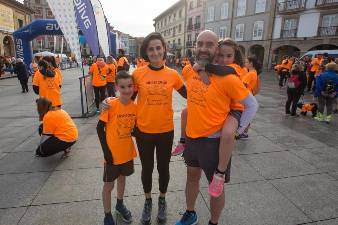 En Avilés, cientos de personas de todas las edades se han sumado a la carrera contra el cáncer de la Asociación Galbán.