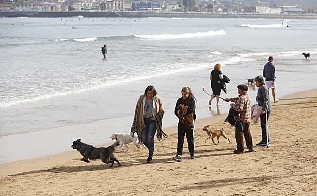 El buen tiempo de este domingo ha animado a muchos a disfrutar de las playas de Gijón.