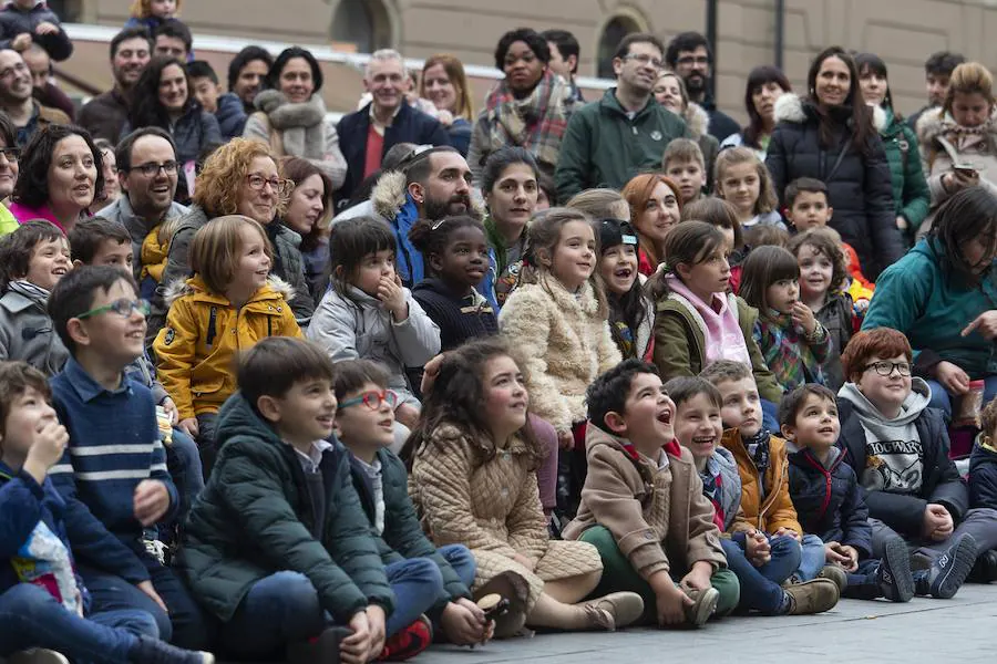 Feten 2019 ha comenzado de forma oficial y lo ha hecho con un buen número de espectáculos en las calles de Gijón que han conquistado a centenares de personas. Y es que la magia y la creatividad de los primeros montajes de esta nueva edición han fascinado a un público de todas las edades. 