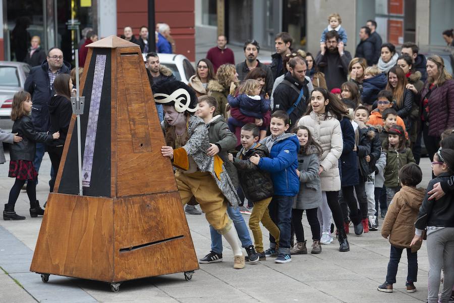 Feten 2019 ha comenzado de forma oficial y lo ha hecho con un buen número de espectáculos en las calles de Gijón que han conquistado a centenares de personas. Y es que la magia y la creatividad de los primeros montajes de esta nueva edición han fascinado a un público de todas las edades. 