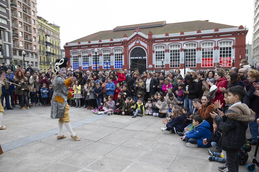 Feten 2019 ha comenzado de forma oficial y lo ha hecho con un buen número de espectáculos en las calles de Gijón que han conquistado a centenares de personas. Y es que la magia y la creatividad de los primeros montajes de esta nueva edición han fascinado a un público de todas las edades. 