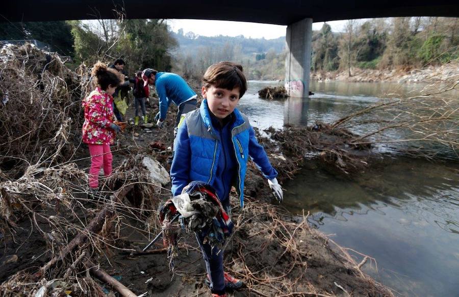 «El río Nalón te necesita». Es el lema que este domingo ha congregado a un grupo de voluntarios en Las Caldas para recoger los plásticos y enseres que contaminan el cauce y ensucian el entorno. 