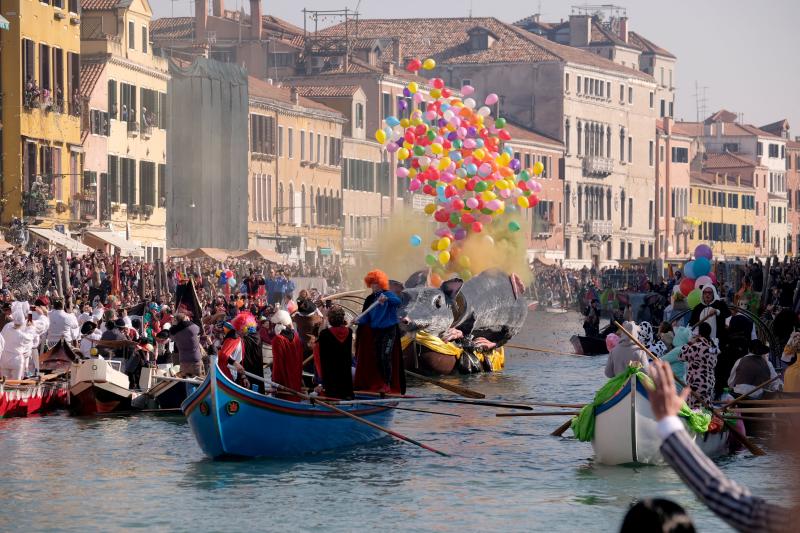 Venecia ha dado el pistoletazo de salida a su Carnaval. Una espectacular regata en el Gran Canal y un gran desfile de máscaras han inaugurado la cita de este año, que se prolongará hasta el 5 de marzo. 