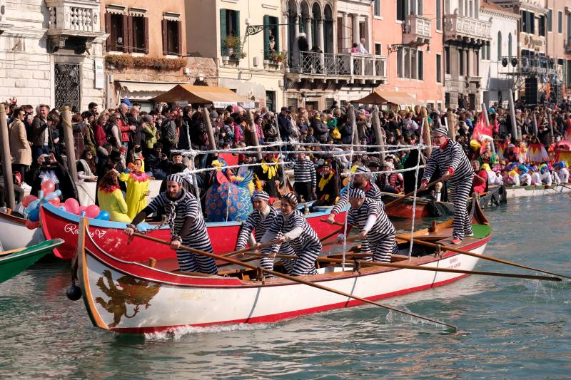 Venecia ha dado el pistoletazo de salida a su Carnaval. Una espectacular regata en el Gran Canal y un gran desfile de máscaras han inaugurado la cita de este año, que se prolongará hasta el 5 de marzo. 