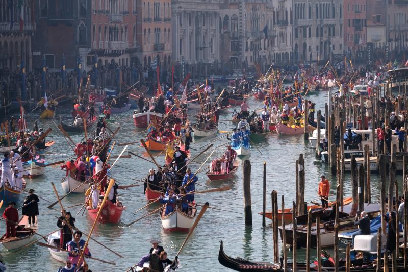 Venecia ha dado el pistoletazo de salida a su Carnaval. Una espectacular regata en el Gran Canal y un gran desfile de máscaras han inaugurado la cita de este año, que se prolongará hasta el 5 de marzo. 