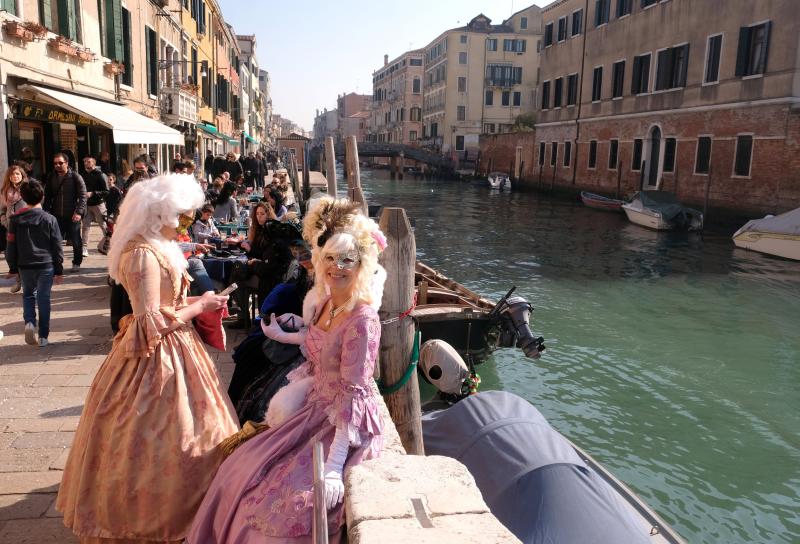 Venecia ha dado el pistoletazo de salida a su Carnaval. Una espectacular regata en el Gran Canal y un gran desfile de máscaras han inaugurado la cita de este año, que se prolongará hasta el 5 de marzo. 