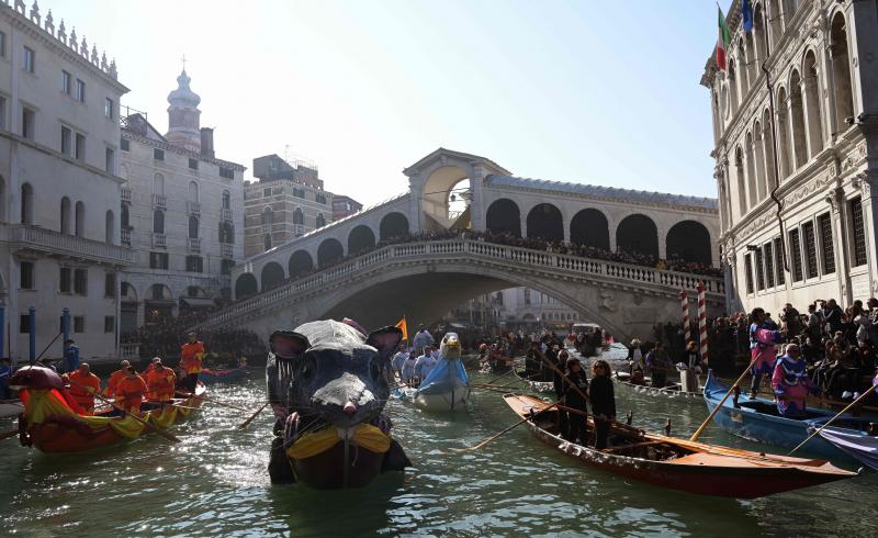 Venecia ha dado el pistoletazo de salida a su Carnaval. Una espectacular regata en el Gran Canal y un gran desfile de máscaras han inaugurado la cita de este año, que se prolongará hasta el 5 de marzo. 