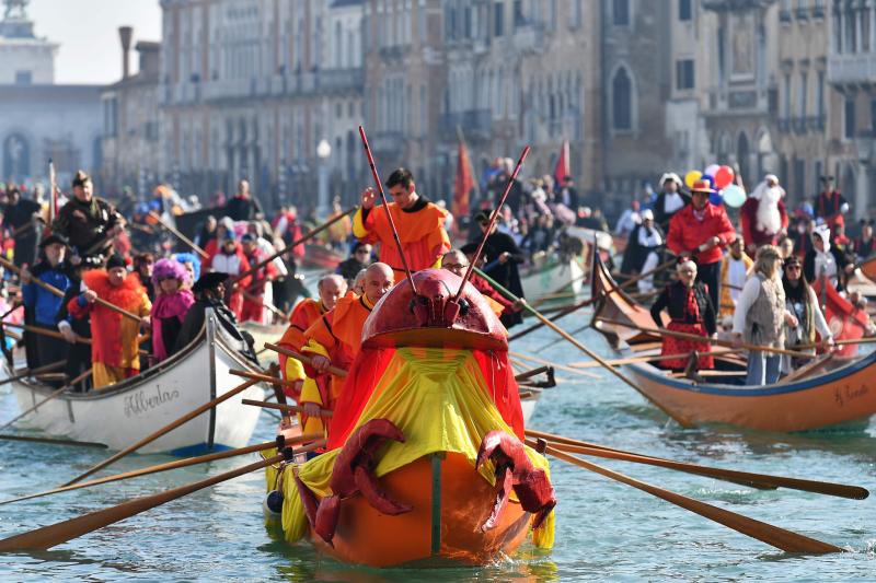 Venecia ha dado el pistoletazo de salida a su Carnaval. Una espectacular regata en el Gran Canal y un gran desfile de máscaras han inaugurado la cita de este año, que se prolongará hasta el 5 de marzo. 