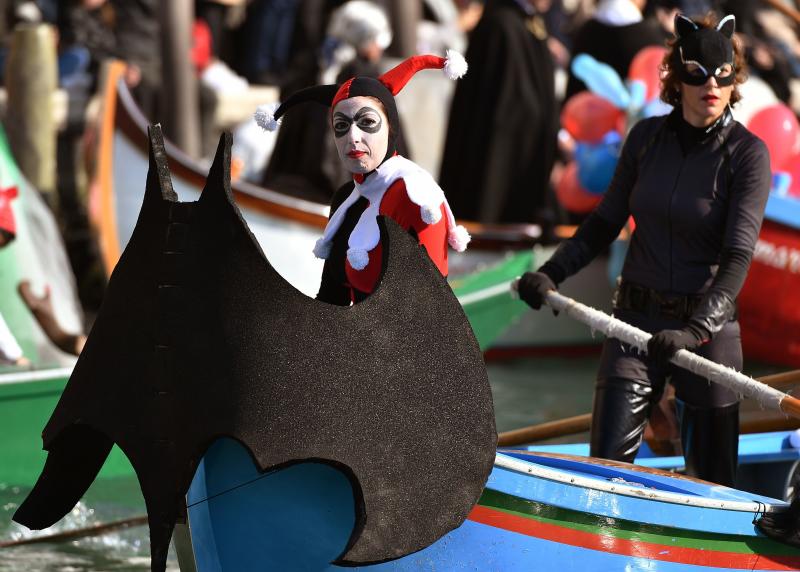Venecia ha dado el pistoletazo de salida a su Carnaval. Una espectacular regata en el Gran Canal y un gran desfile de máscaras han inaugurado la cita de este año, que se prolongará hasta el 5 de marzo. 