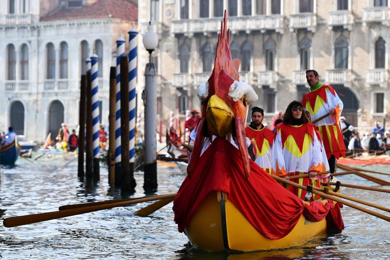 Venecia ha dado el pistoletazo de salida a su Carnaval. Una espectacular regata en el Gran Canal y un gran desfile de máscaras han inaugurado la cita de este año, que se prolongará hasta el 5 de marzo. 