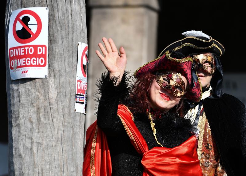 Venecia ha dado el pistoletazo de salida a su Carnaval. Una espectacular regata en el Gran Canal y un gran desfile de máscaras han inaugurado la cita de este año, que se prolongará hasta el 5 de marzo. 