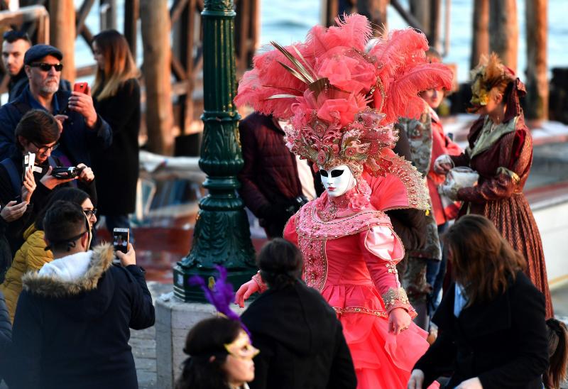 Venecia ha dado el pistoletazo de salida a su Carnaval. Una espectacular regata en el Gran Canal y un gran desfile de máscaras han inaugurado la cita de este año, que se prolongará hasta el 5 de marzo. 