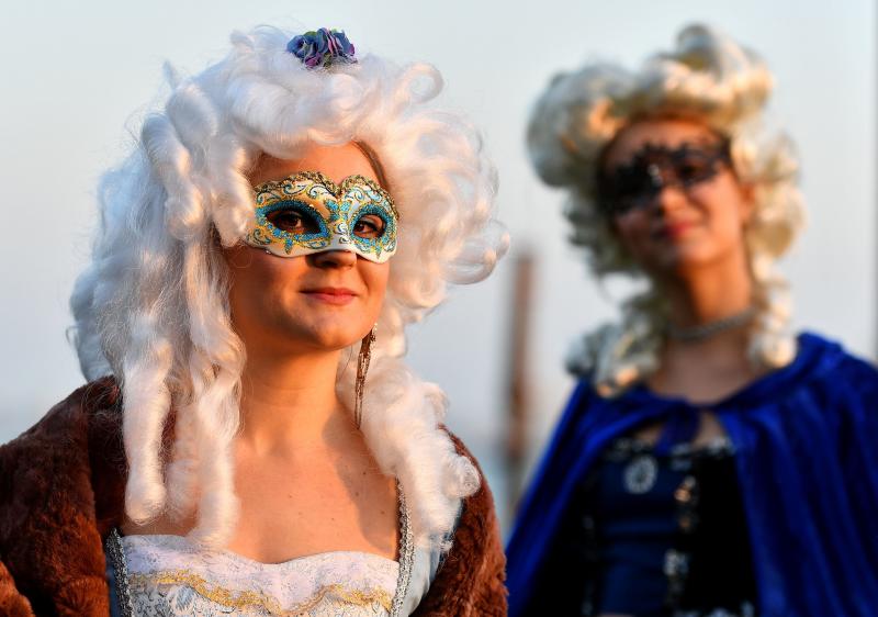 Venecia ha dado el pistoletazo de salida a su Carnaval. Una espectacular regata en el Gran Canal y un gran desfile de máscaras han inaugurado la cita de este año, que se prolongará hasta el 5 de marzo. 