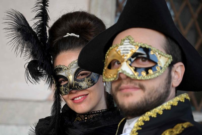 Venecia ha dado el pistoletazo de salida a su Carnaval. Una espectacular regata en el Gran Canal y un gran desfile de máscaras han inaugurado la cita de este año, que se prolongará hasta el 5 de marzo. 