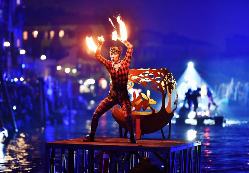 Venecia ha dado el pistoletazo de salida a su Carnaval. Una espectacular regata en el Gran Canal y un gran desfile de máscaras han inaugurado la cita de este año, que se prolongará hasta el 5 de marzo. 