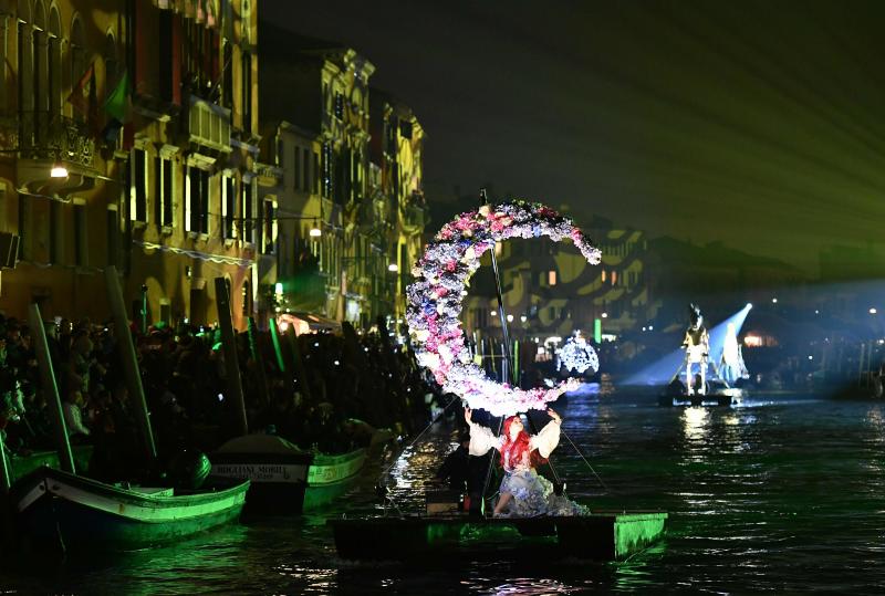 Venecia ha dado el pistoletazo de salida a su Carnaval. Una espectacular regata en el Gran Canal y un gran desfile de máscaras han inaugurado la cita de este año, que se prolongará hasta el 5 de marzo. 