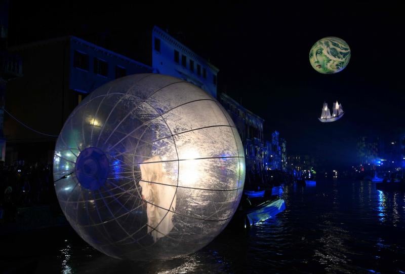 Venecia ha dado el pistoletazo de salida a su Carnaval. Una espectacular regata en el Gran Canal y un gran desfile de máscaras han inaugurado la cita de este año, que se prolongará hasta el 5 de marzo. 