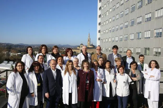 El equipo directivo y los miembros de la junta de personal del Hospital Universitario de Cabueñes, en una de sus terrazas. 