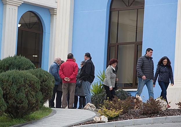 Allegados y conocidos acudieron ayer a dar el pésame al tanatorio. 