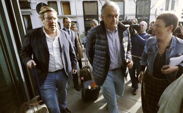 González Pons (c), a su llegada este lunes a la sede del PP en Madrid. 