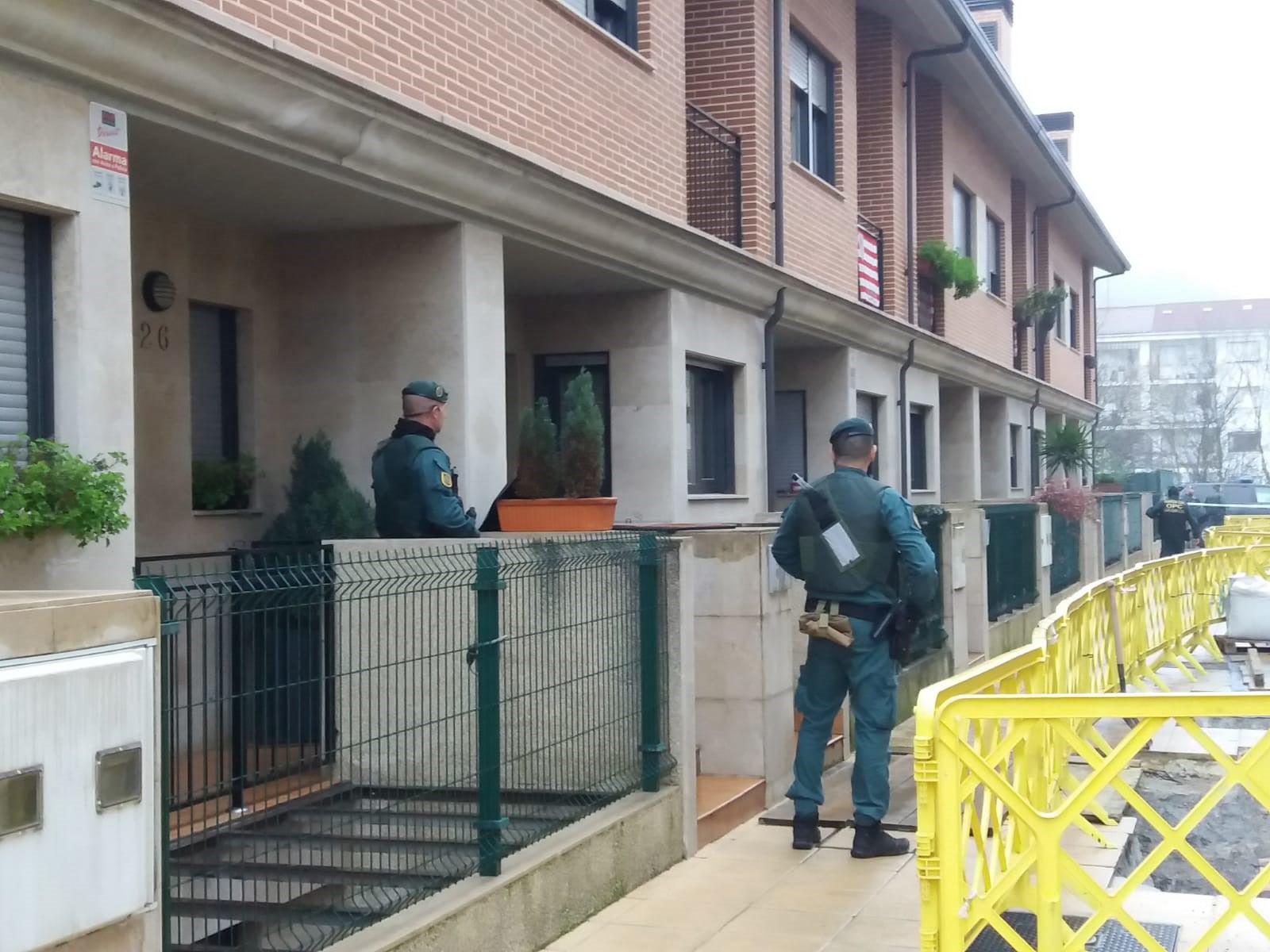 Momento en el que los agentes de la Guardia Civil hacen guardia en el domicilio, en la localidad vizcaína de Amorebieta-Echano, de uno de los hombres detenidos por su presunta implicación en el asesinato de Francisco Javier Ardines González, concejal de Izquierda Unida en Llanes