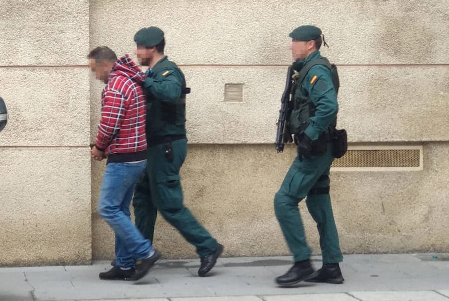 Momento en el que los agentes de la Guardia Civil hacen guardia en el domicilio, en la localidad vizcaína de Amorebieta-Echano, de uno de los hombres detenidos por su presunta implicación en el asesinato de Francisco Javier Ardines González, concejal de Izquierda Unida en Llanes