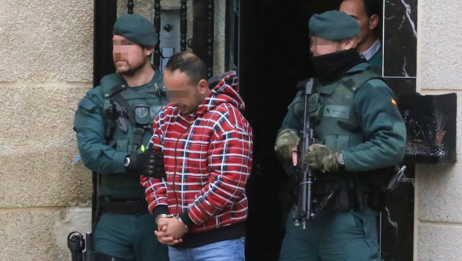 Momento en el que los agentes de la Guardia Civil hacen guardia en el domicilio, en la localidad vizcaína de Amorebieta-Echano, de uno de los hombres detenidos por su presunta implicación en el asesinato de Francisco Javier Ardines González, concejal de Izquierda Unida en Llanes