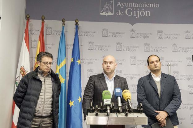 Roberto Fernández, Jesús Martínez Salvador y Alejandro Ancín, durante la presentación. 