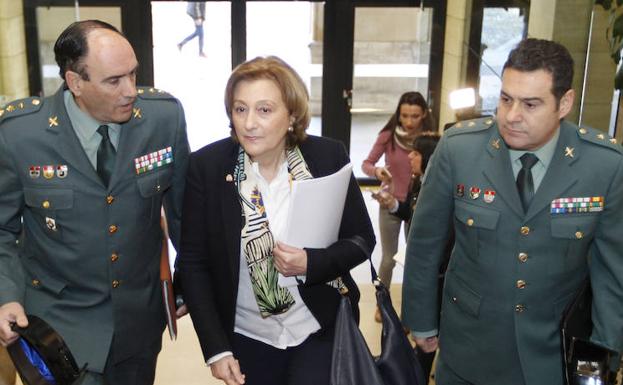 Delia Losa, delegada del Gobierno en Asturias, junto a los investigadores del crimen de Ardines.