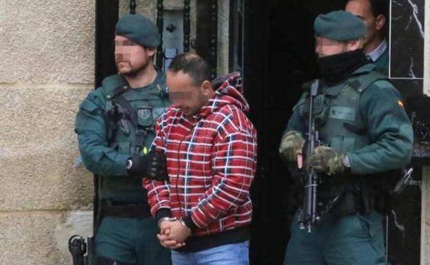 La Guardia Civil traslada al detenido desde su casa.