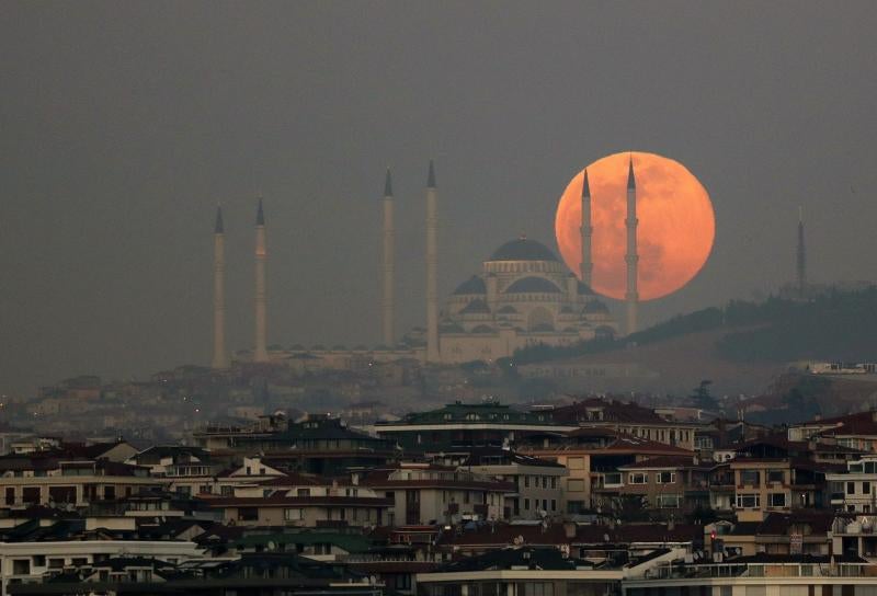 La luna llena vista desde Estambul (Turquía).