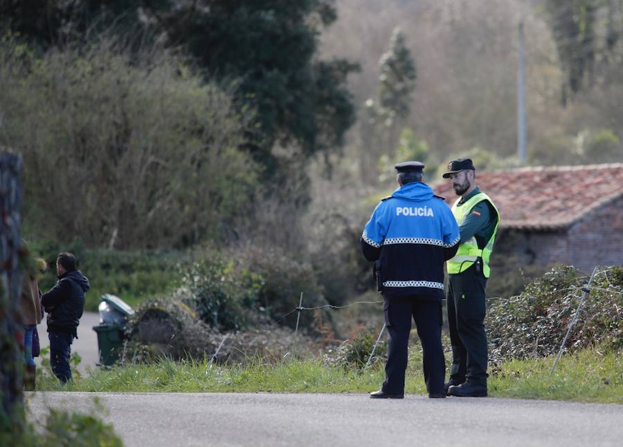 Momento en el que los agentes de la Guardia Civil hacen guardia en el domicilio, en la localidad vizcaína de Amorebieta-Echano, de uno de los hombres detenidos por su presunta implicación en el asesinato de Francisco Javier Ardines González, concejal de Izquierda Unida en Llanes