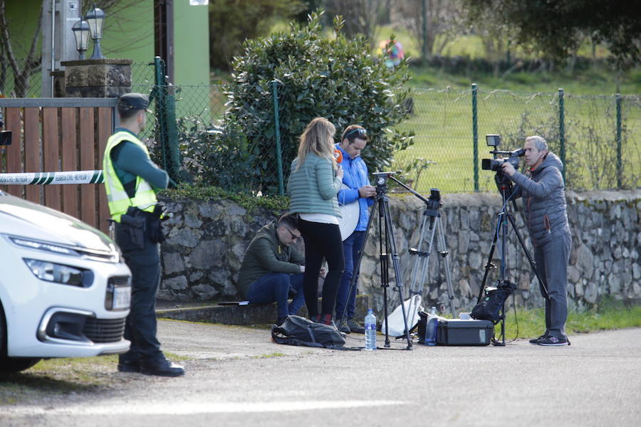 Momento en el que los agentes de la Guardia Civil hacen guardia en el domicilio, en la localidad vizcaína de Amorebieta-Echano, de uno de los hombres detenidos por su presunta implicación en el asesinato de Francisco Javier Ardines González, concejal de Izquierda Unida en Llanes