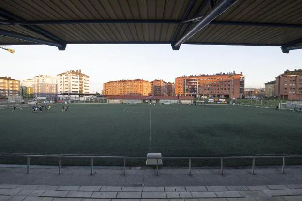 El campo Díaz Vega, ayer, con varios jugadores en pleno entrenamiento. 