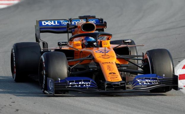 El McLaren de Carlos Sainz, rodando sobre el trazado del Circuit de Barcelona-Catalunya. 