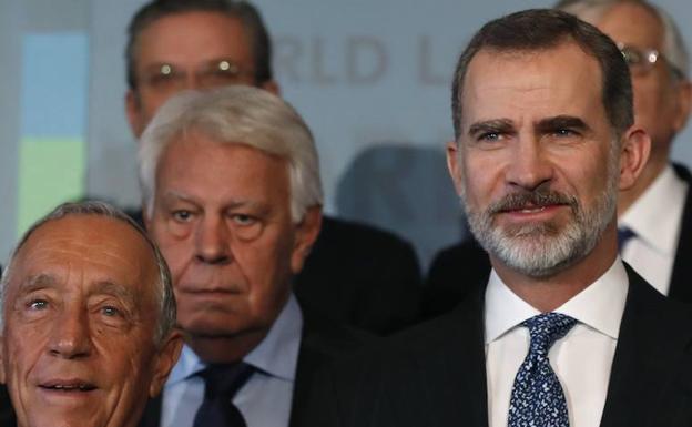 El Rey Felipe VI, el presidente de Portugal Marcelo Rebelo de Sousa (i), y el expresidente del gobierno Felipe González (c), durante la fotografía de familia en el Congreso Mundial de Derecho que se celebra en Madrid. 