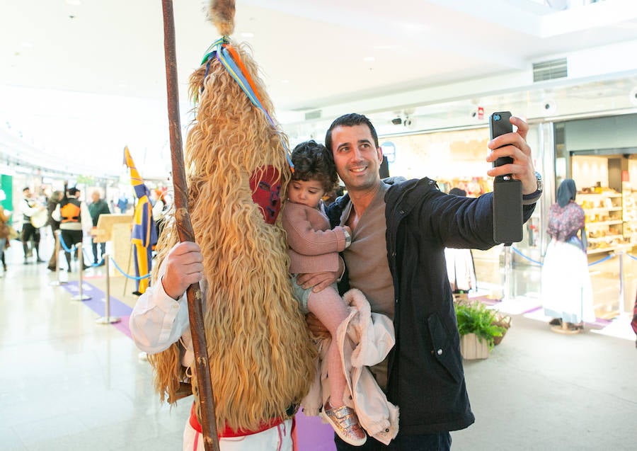 Los desfiles y las actuaciones de las mascaradas de invierno se sucederán en Intu Asturias hasta el 9 de marzo para preservar y difundir el patrimonio cultural y artístico de la región.