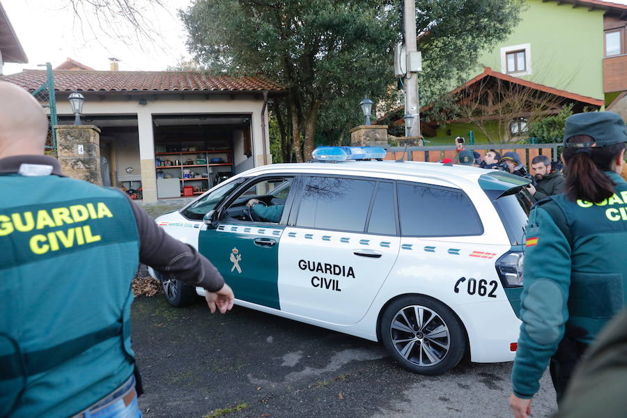 Los agentes de la Guardia Civil registran el domicilio del marido de la prima política del concejal de Llanes en Belmonte de Pría.