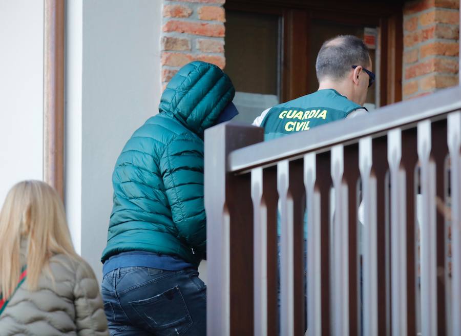 Los agentes de la Guardia Civil registran el domicilio del marido de la prima política del concejal de Llanes en Belmonte de Pría.