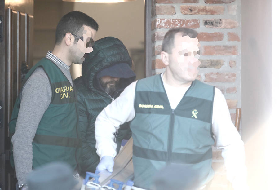 Los agentes de la Guardia Civil registran el domicilio del marido de la prima política del concejal de Llanes en Belmonte de Pría.