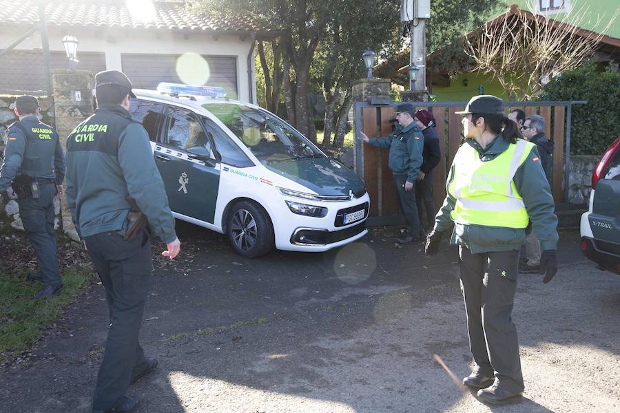 Los agentes de la Guardia Civil registran el domicilio del marido de la prima política del concejal de Llanes en Belmonte de Pría.