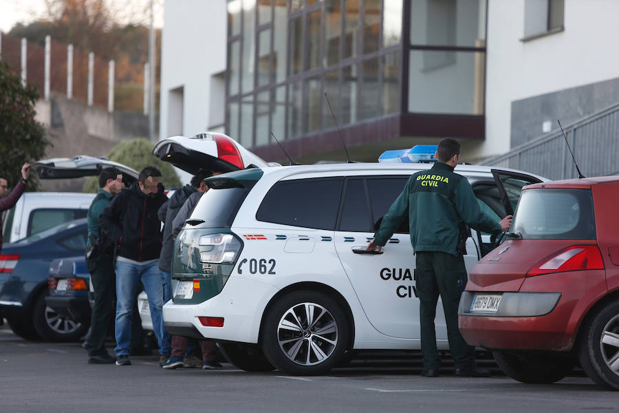 Los agentes de la Guardia Civil registran el domicilio del marido de la prima política del concejal de Llanes en Belmonte de Pría.